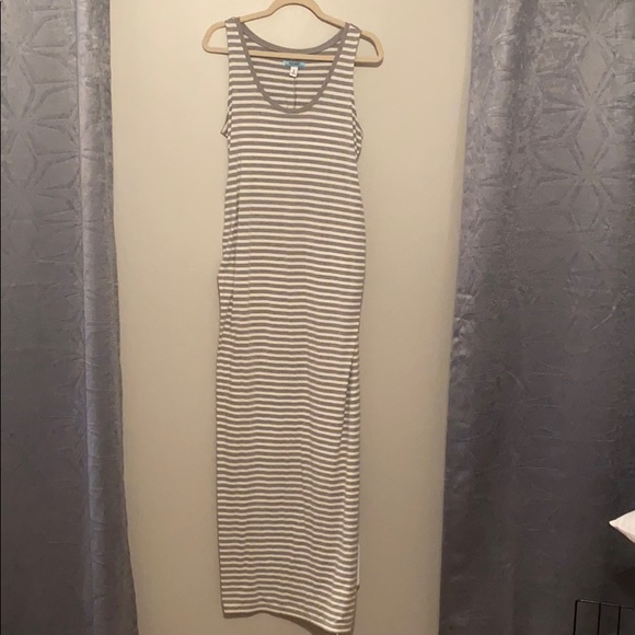 Old Navy Dresses & Skirts - Maternity maxi dress with ruching along the side
